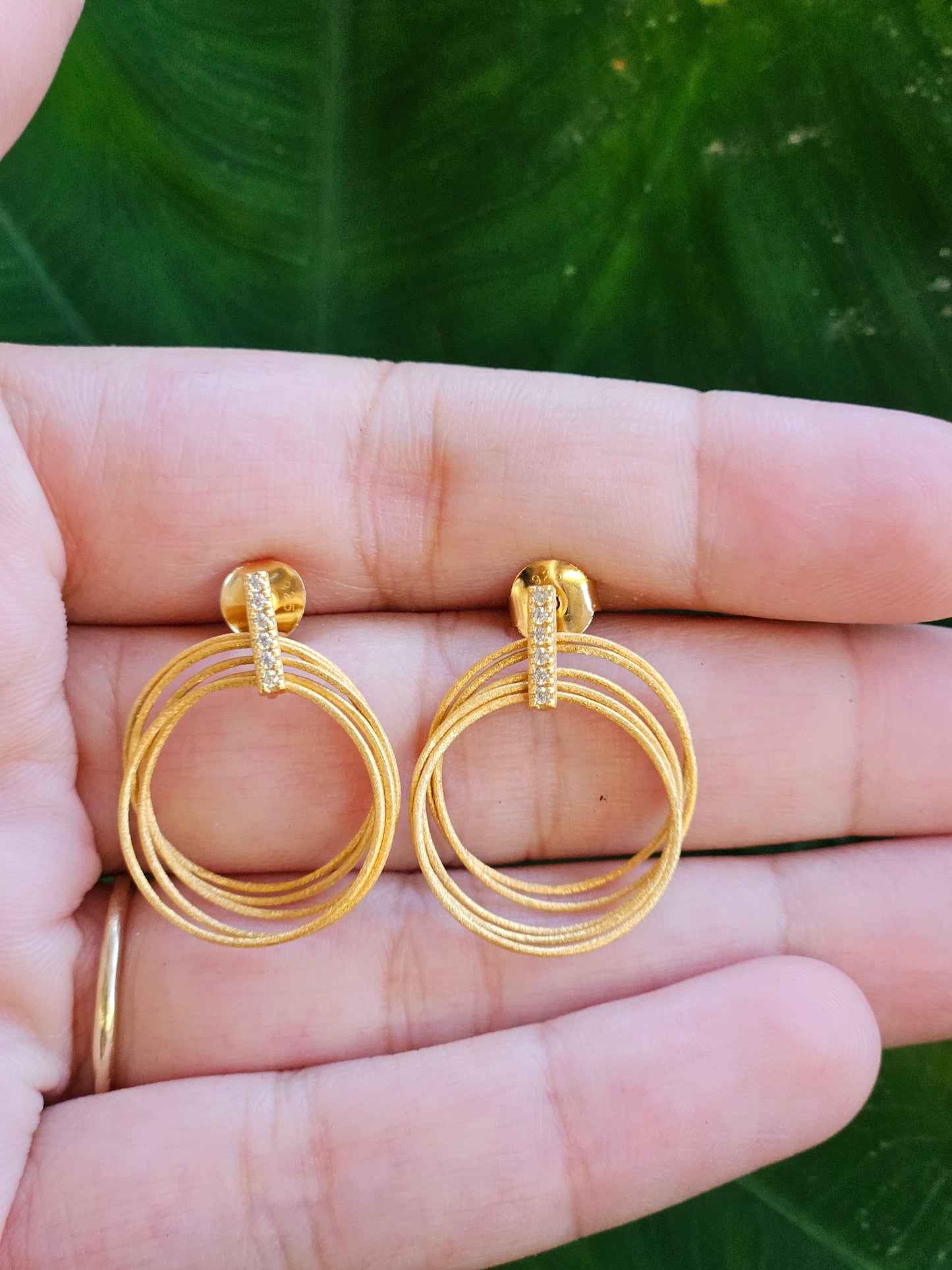 Snow-Finish Interlinked Circle Set – 925 Sterling Silver with 14K Gold Plating